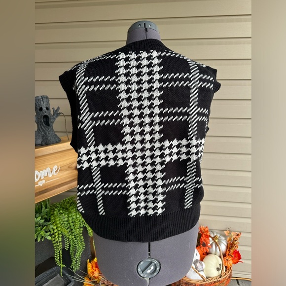 Oak and Fort sweater vest in size small - Picture 6 of 9